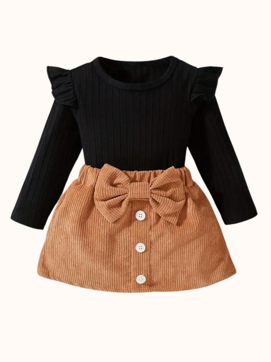 2-delige set, een zwarte casual top met lange mouwen, gecombineerd met een bruine rok. Maat 12 - 18 maanden en 18 - 24 maanden.