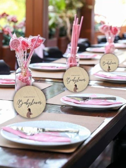 Babyshower decoratie: personaliseerbare houten naamcirkels.