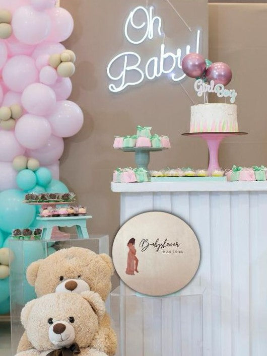 Babyshower decoratie: personaliseerbare houten naamcirkels.